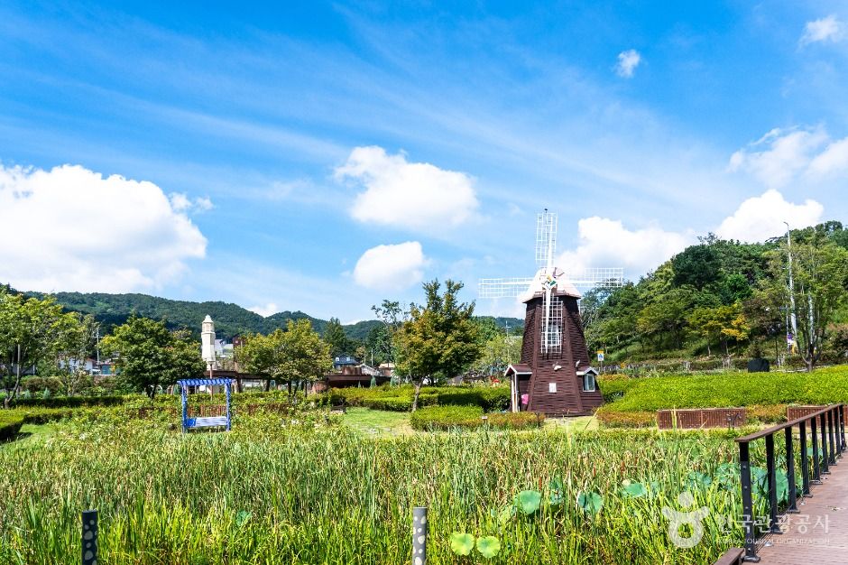Daecheongho Natural Waterside Park